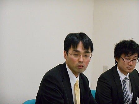 左から佐々木委員長、富山単組執行委員